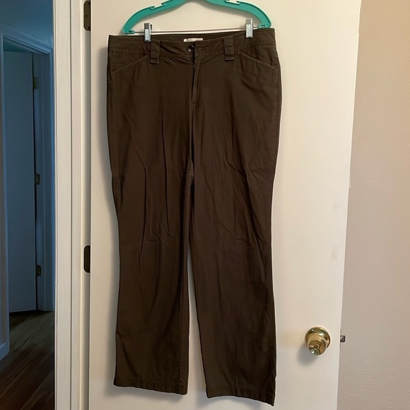 Dockers Pants - Dockers size 12 women’s straight leg pants. Front and back pockets. Olive
